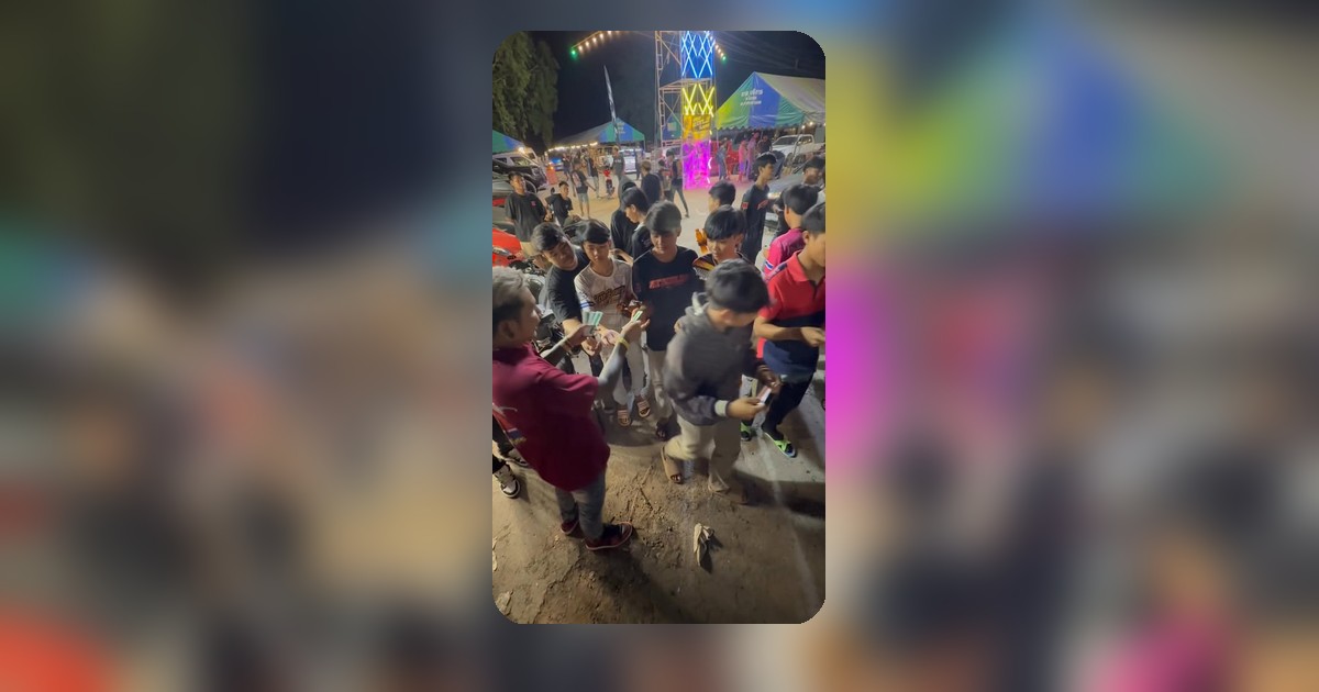 งานแจกสติกเกอร์ 400 ใบ หมดวูบตา! พลังตลาดล่างไม่ธรรมดา