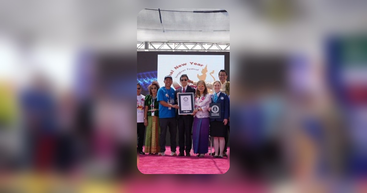 งานสงกรานต์ 2026 ที่ลอสแอนเจลิส คึกคัก คนแห่ร่วมงานกว่า 2 แสนคน ผัดไทยทำสถิติโลก