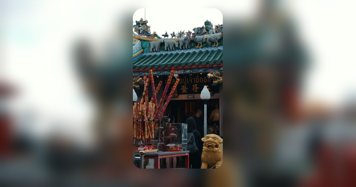 ศาลพ่อปู่ยี่กอฮง: ตำนานขอหวยบนดาดฟ้า สน.พลับพลาไชย ที่สายมูห้ามพลาด